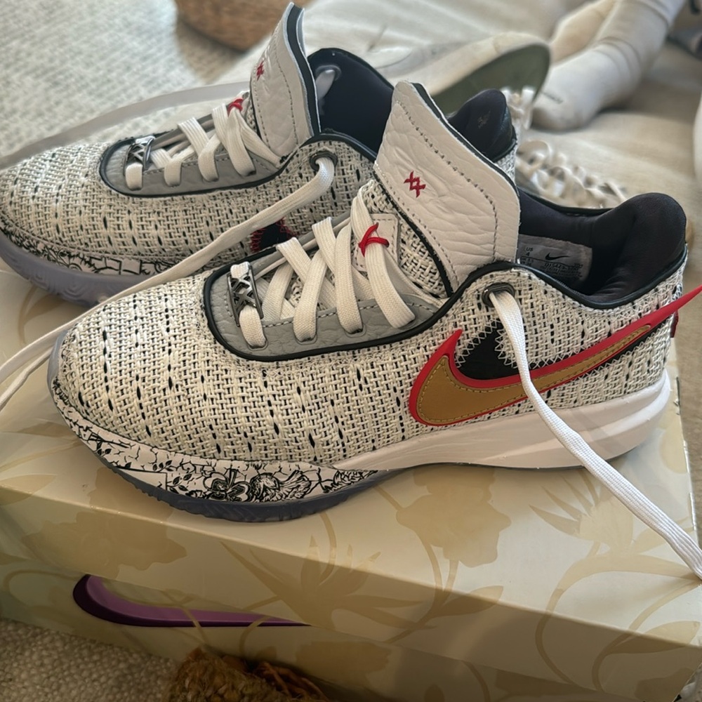 Nike lebron 20 debut. Basketball shoes size 4.